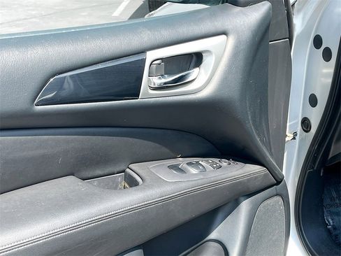 Used 2018 Nissan Pathfinder SV image 17