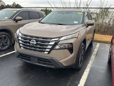 Used 2024 Nissan Rogue SV w/ SV Premium Package image 2