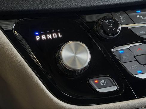 Used 2024 Chrysler Pacifica Touring-L FWD image 31
