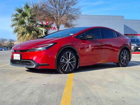 Used 2025 Toyota Prius XLE image 1