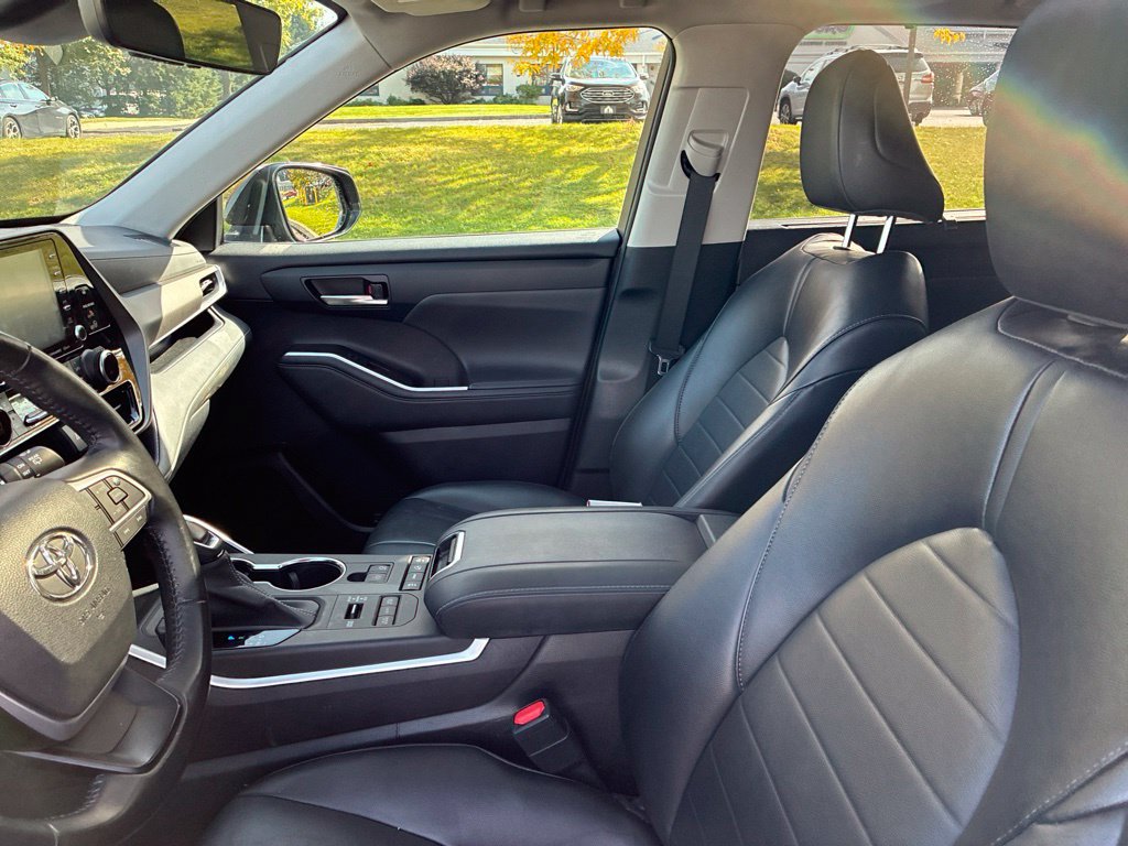 Used 2022 Toyota Highlander XLE AWD/4WD image 28