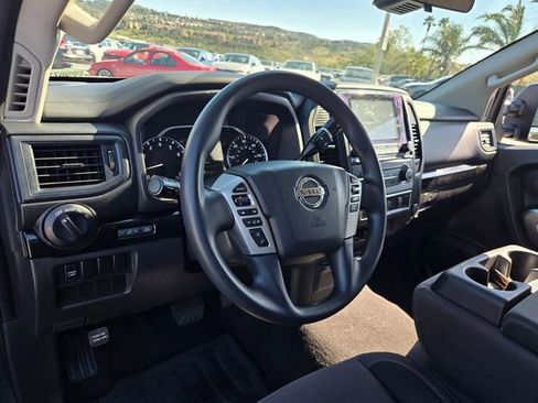 Used 2022 Nissan Titan SV image 9