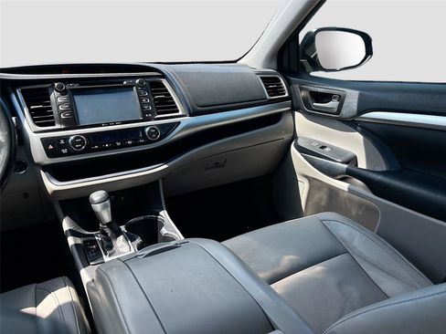 Used 2017 Toyota Highlander XLE FWD image 23