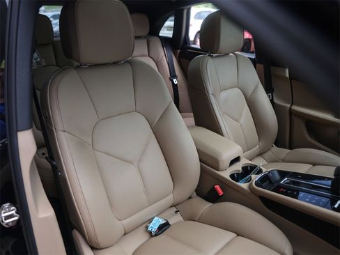 Certified 2025 Porsche Macan image 36