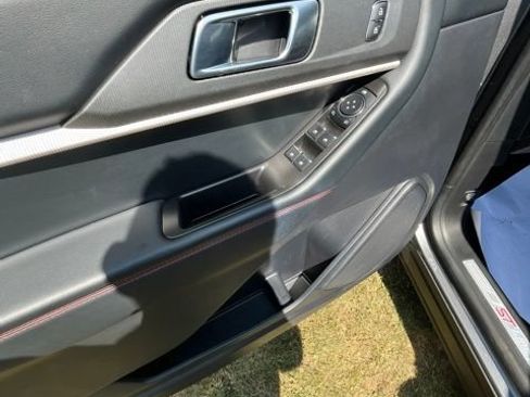 Used 2025 Ford Explorer ST-Line w/ ST-Line Street Pack AWD/4WD image 11