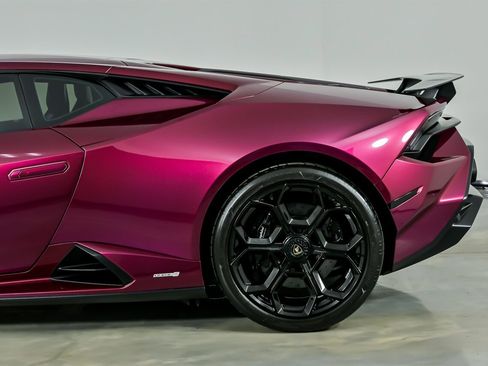 Used 2023 Lamborghini Huracan Tecnica image 9