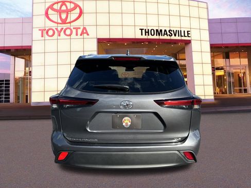 New 2025 Toyota Highlander FWD image 6