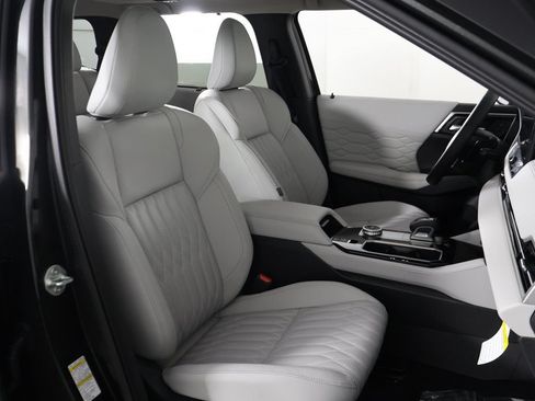 Used 2025 Mitsubishi Outlander AWD image 37