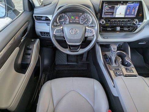 Used 2022 Toyota Highlander Platinum image 14