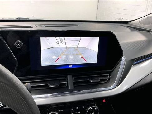 Used 2025 Chevrolet Trax LT FWD image 14