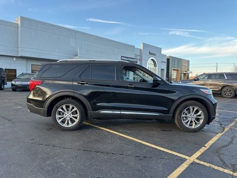 Used 2023 Ford Explorer Limited image 3