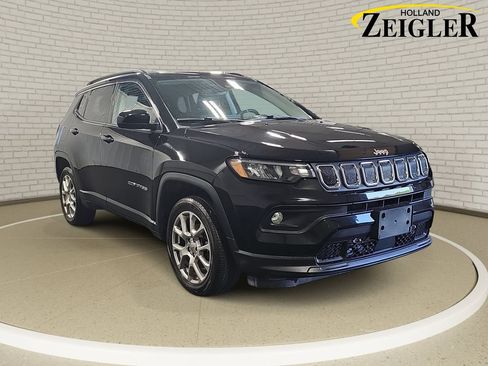Used 2022 Jeep Compass Latitude w/ Sun and Sound Group AWD/4WD image 3