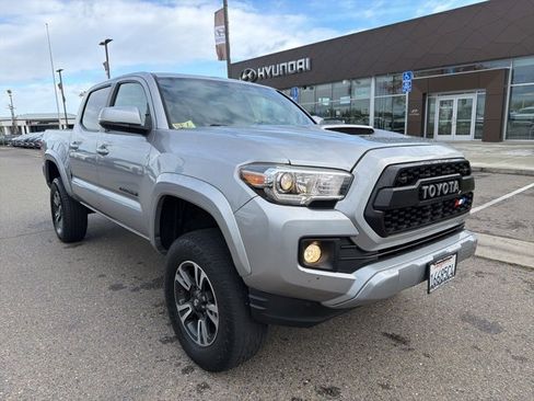 Used 2017 Toyota Tacoma TRD Sport w/ Tow Package image 1