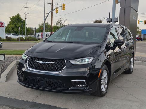 Used 2024 Chrysler Pacifica Touring-L FWD image 9
