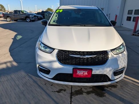 Used 2024 Chrysler Pacifica Touring-L image 31