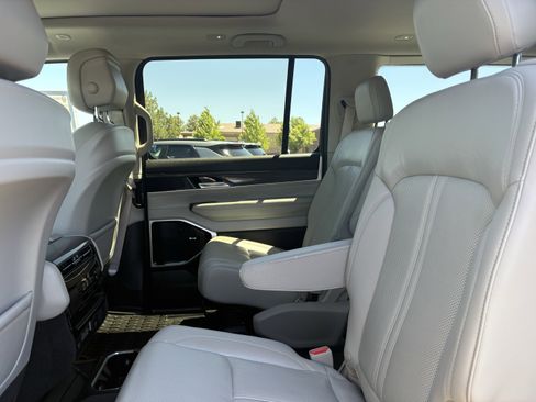 Used 2022 Jeep Wagoneer Series III w/ Premium Group I AWD/4WD image 13
