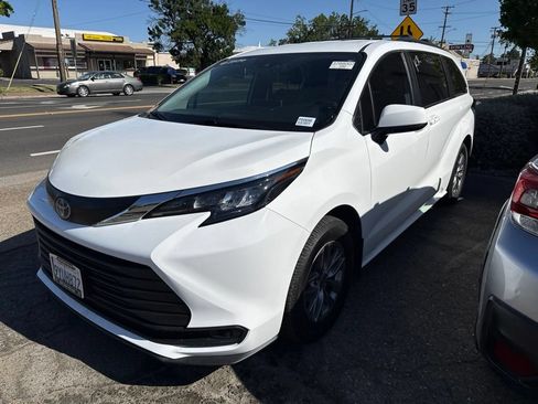 Used 2025 Toyota Sienna LE FWD image 1