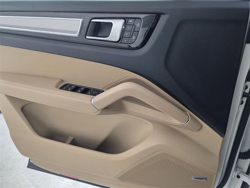 Used 2022 Porsche Cayenne Coupe image 27