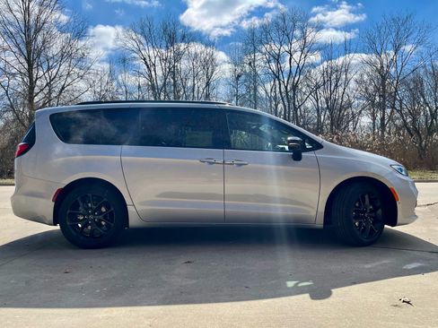 New 2026 Chrysler Pacifica Select w/ S Appearance Package FWD image 4
