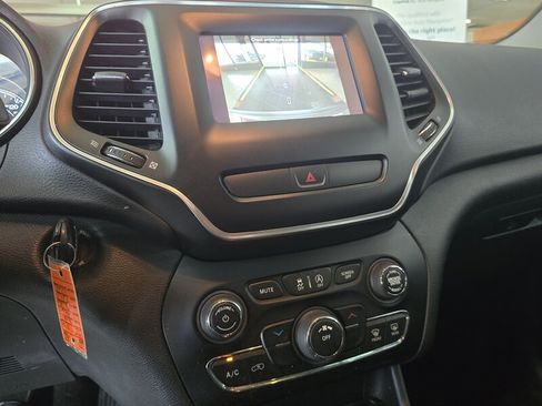 Used 2019 Jeep Cherokee Latitude w/ Cold Weather Group FWD image 23
