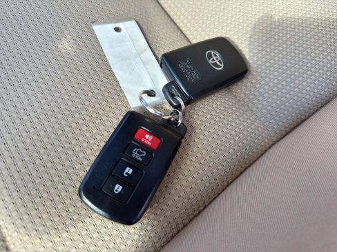 Used 2018 Toyota RAV4 XLE image 29