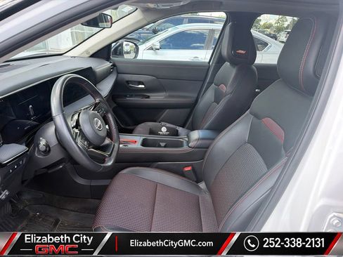 Used 2025 Nissan Kicks SR w/ SR Premium Package FWD image 6