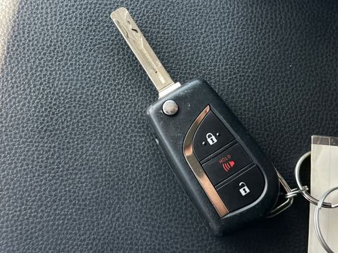 Used 2019 Toyota RAV4 LE FWD image 27
