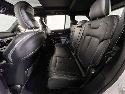 Used 2022 Jeep Grand Cherokee Overland w/ Luxury Tech Group IV AWD/4WD image 26