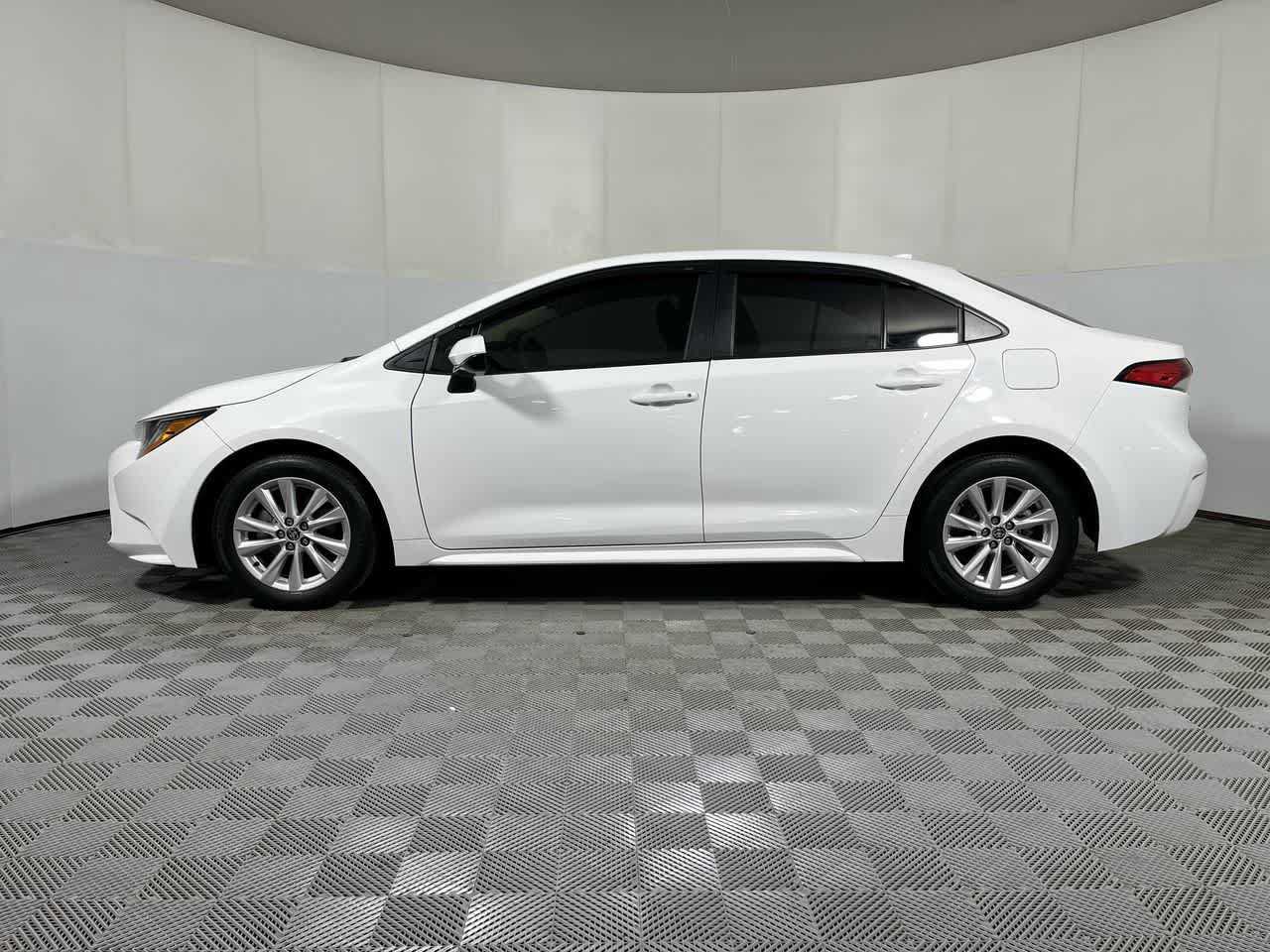 Used 2025 Toyota Corolla LE w/ LE Premium Package FWD image 5