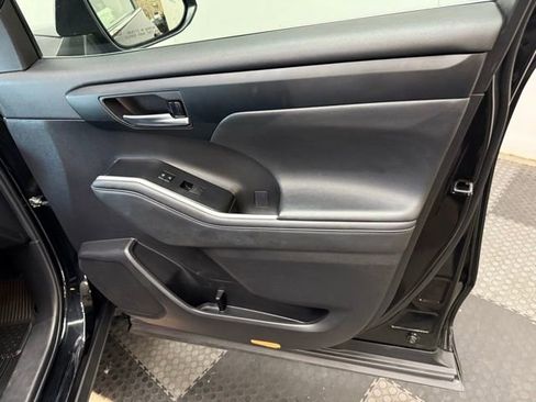 Used 2023 Toyota Highlander L image 33