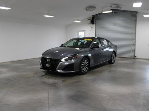 Used 2024 Nissan Altima 2.5 SV FWD image 4