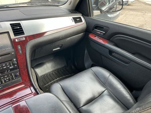 Used 2010 Cadillac Escalade ESV Luxury image 18