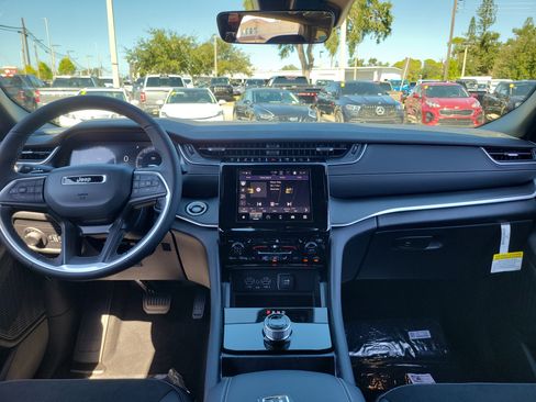 New 2025 Jeep Grand Cherokee Altitude image 8
