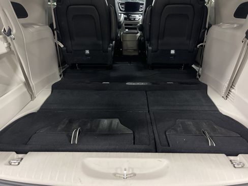 Used 2024 Chrysler Pacifica Touring-L image 12