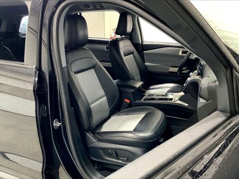 Used 2023 Ford Explorer XLT w/ Equipment Group 202A RWD image 16