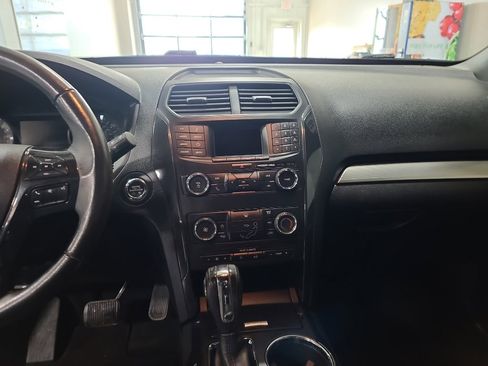 Used 2018 Ford Explorer XLT image 12