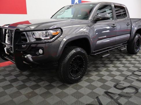 Used 2017 Toyota Tacoma SR5 w/ Tow Package RWD image 3