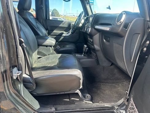 Used 2016 Jeep Wrangler Unlimited Rubicon w/ Connectivity Group AWD/4WD image 8