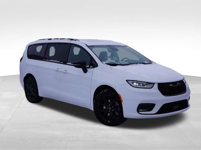 New 2026 Chrysler Pacifica Limited w/ S Appearance Package