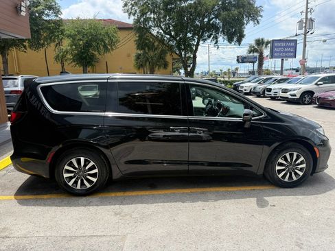 Used 2022 Chrysler Pacifica Touring-L FWD image 4
