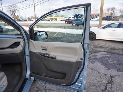 Used 2016 Toyota Sienna XLE image 26