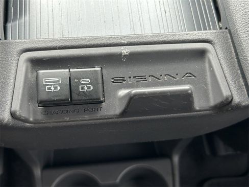 Used 2022 Toyota Sienna XSE image 22