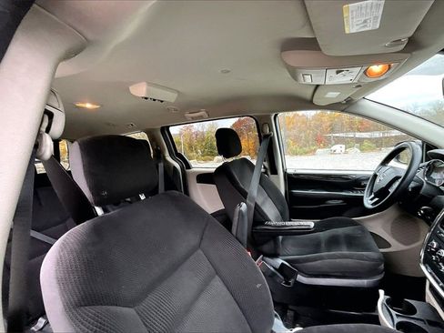 Used 2019 Dodge Grand Caravan SE image 20