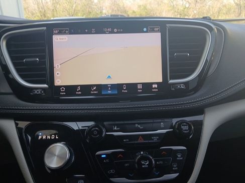 Used 2024 Chrysler Pacifica Select image 17