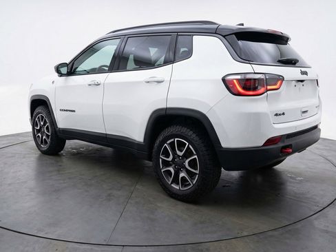 Used 2025 Jeep Compass Trailhawk image 6