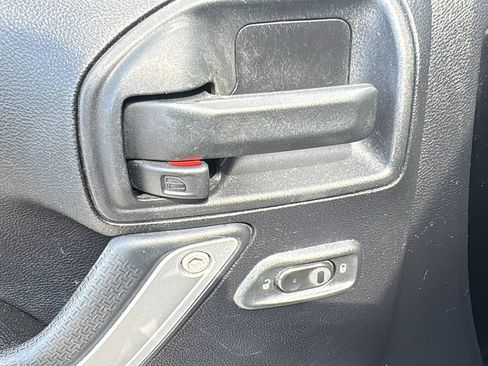 Used 2016 Jeep Wrangler Unlimited Rubicon image 13