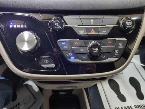 Used 2017 Chrysler Pacifica Touring FWD image 24