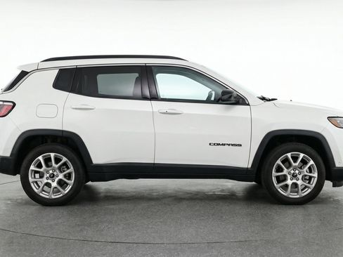 Used 2025 Jeep Compass Limited image 11