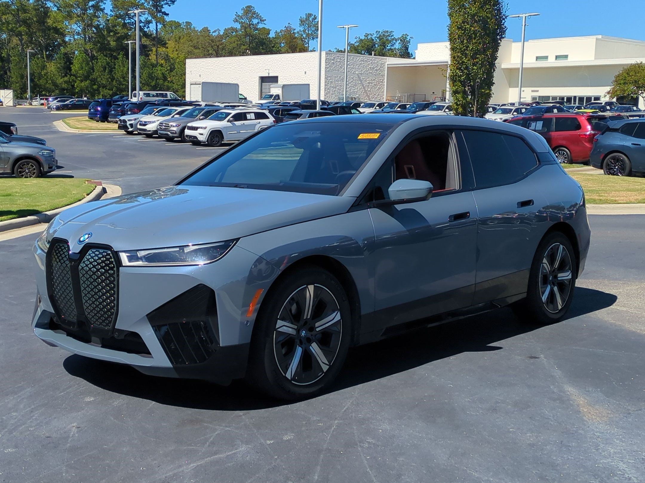 Used 2022 BMW iX xDrive50 w/ Premium Package AWD/4WD image 5