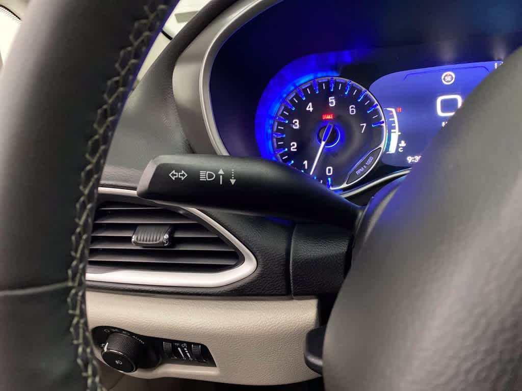 Used 2024 Chrysler Pacifica Touring-L FWD image 22